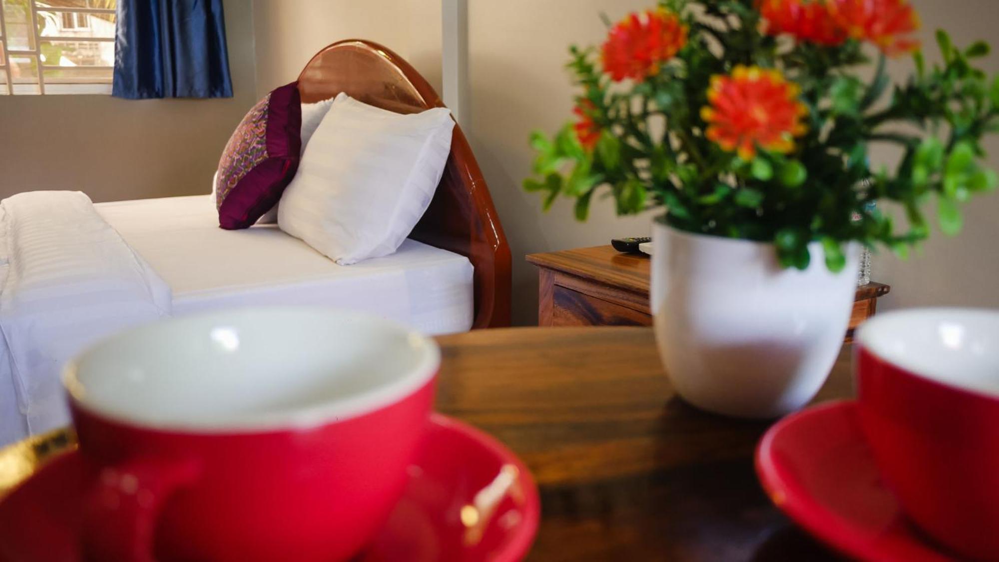Lea'S Guesthouse And Restaurant Кампот Екстериор снимка